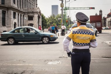 Mexico City - Sep 07 2015: Mexico City 'deki trafiği kontrol eden trafik polisi.