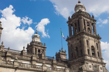 Mexico City Zocalo Meydanı ve Meksika bayrağı Büyükşehir Katedrali.