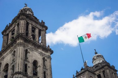 Mexico City Zocalo Meydanı ve Meksika bayrağı Büyükşehir Katedrali.