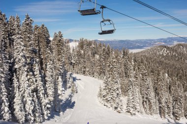 New Mexico 'daki Melek Ateşi dağlarındaki kayak pistine bakın..