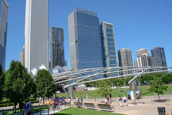 Chicago-feb 09: jay pritzker pavillon mit hochmodernen gebäuden — Stockfoto