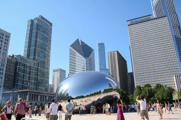 Chicago - 29 Temmuz 2011: Cloud Gate heykel Millenium Park — Stok fotoğraf