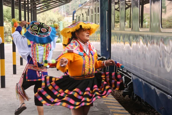 秘鲁库斯科 2009 印加传统舞蹈外的西贡宾汉火车从库斯科到马丘比丘 — 图库照片