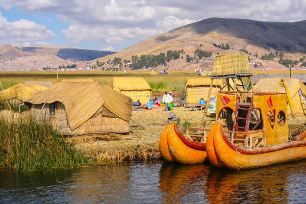 ペルーのプノ10月2012年 ティティカカ湖のユーロ島における浮遊家屋とトトラボート — ストック写真