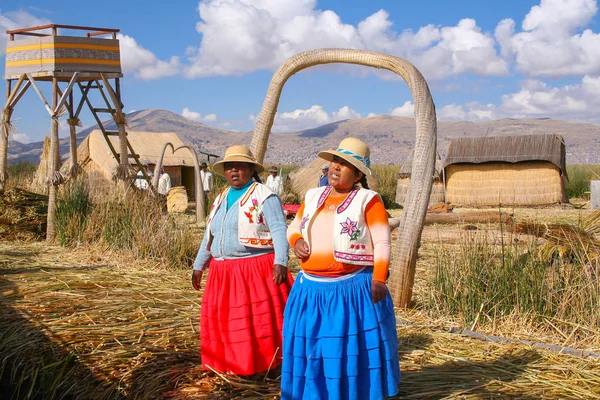 Puno Perù Ottobre 2012 Persone Locali Perù Villaggio Galleggiante Uros — Foto Stock