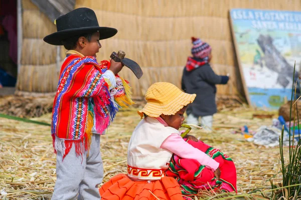 Puno Perù Ottobre 2012 Persone Locali Perù Villaggio Galleggiante Uros — Foto Stock