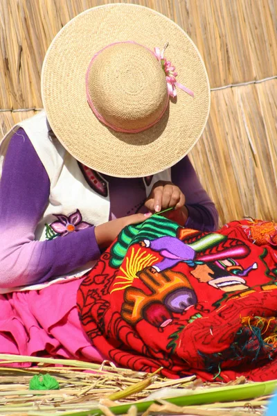 Población Local Perú Pueblo Flotante Uros Lago Titikaka — Foto de Stock