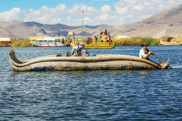 Puno Peru Říjen 2012 Místní Obyvatelé Peru Plovoucí Vesnice Uros — Stock fotografie