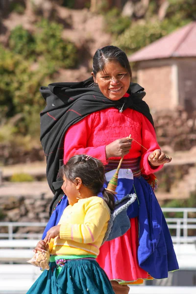 Maman Fille Vêtements Traditionnels Jouant Puno Pérou — Photo