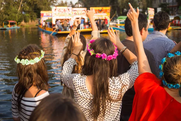 Jóvenes Divirtiéndose Bailando Fiesta Xochimilco Mexico — Foto de Stock