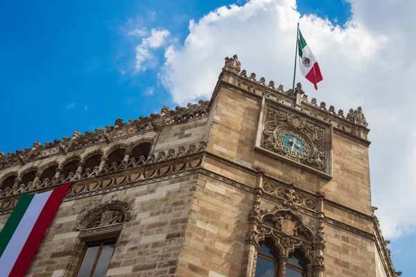 Mexico city şehir Meksika bayrağı ile bina posta Sarayı.