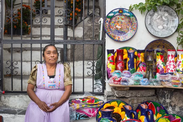 传统的墨西哥工艺品供应商在 Taxco 格雷罗 — 图库照片
