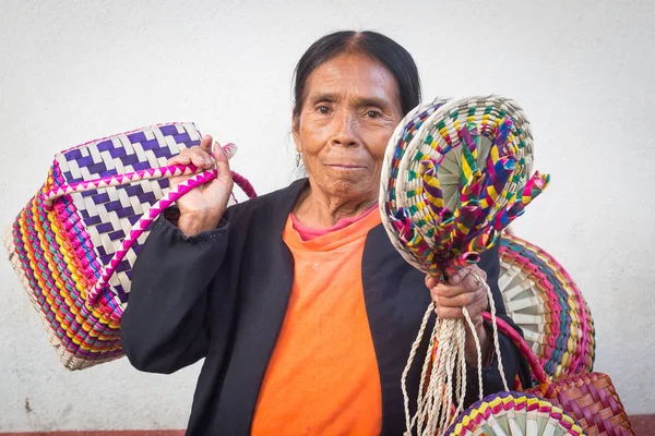 传统的墨西哥工艺品供应商在 Taxco 格雷罗 — 图库照片