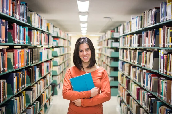 Biblioteket Pen Kvinnelig Student Med Bøker Som Arbeider Skolebibliotek – stockfoto