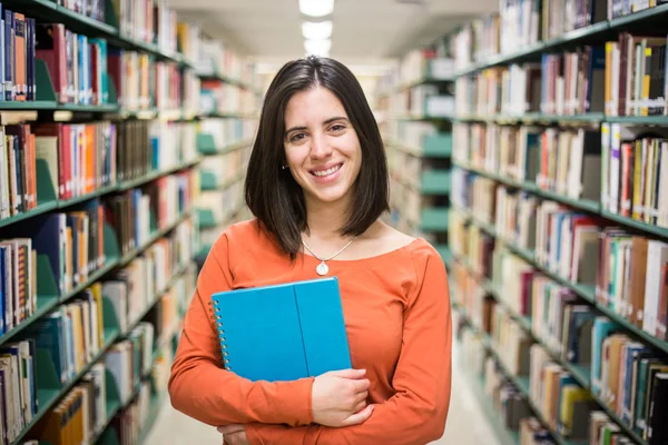 Biblioteket Söt Kvinnlig Student Med Böcker Som Arbetar Ett Gymnasiebibliotek — Stockfoto