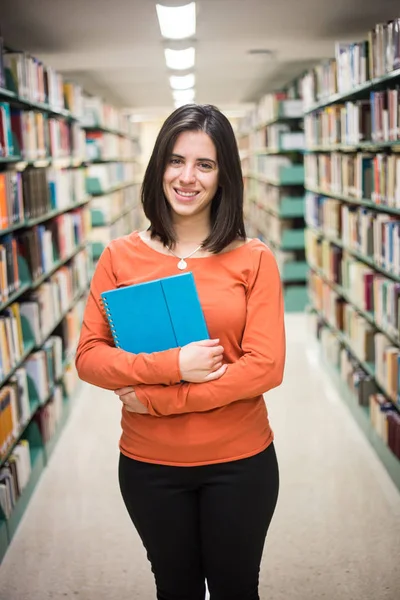 Biblioteca Estudante Muito Feminina Com Livros Que Trabalham Uma Biblioteca — Fotografia de Stock