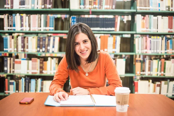 Bibliothèque Jolie Étudiante Avec Des Livres Travaillant Dans Une Bibliothèque — Photo