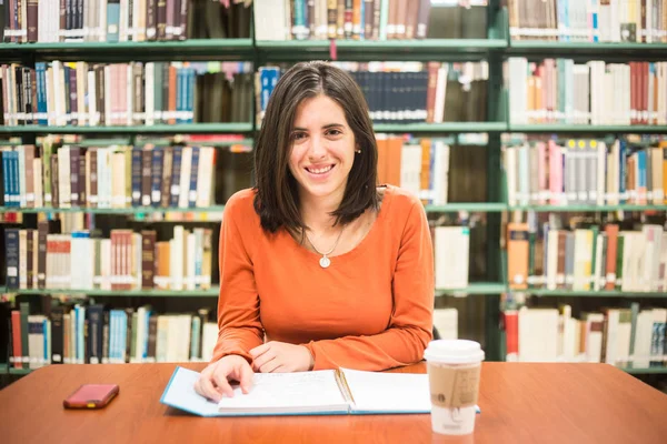 Biblioteket Söt Kvinnlig Student Med Böcker Som Arbetar Ett Gymnasiebibliotek — Stockfoto