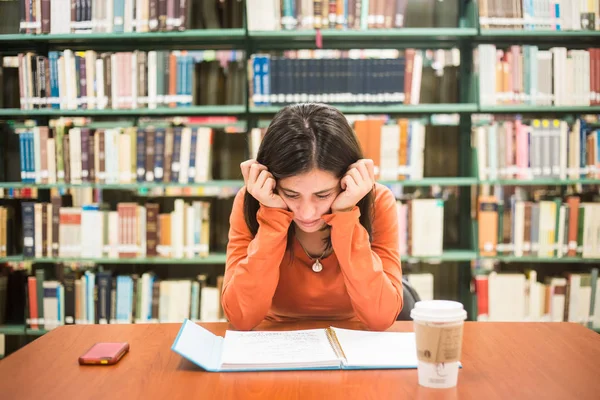 Na biblioteca preguiçoso entediado estudante muito feminino com livros wor — Fotografia de Stock