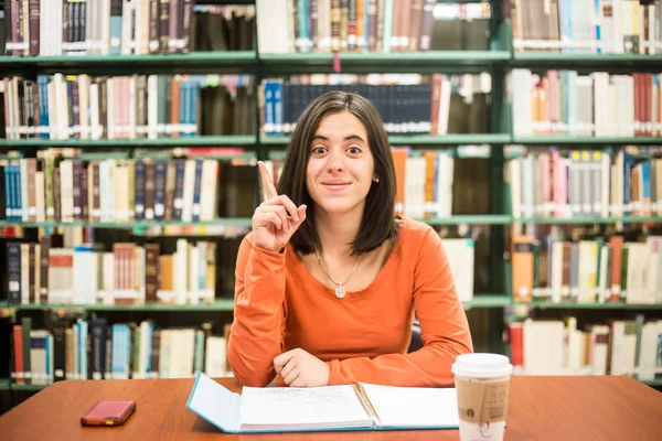 Di perpustakaan - murid perempuan cantik berpikir bekerja di sarang — Stok Foto