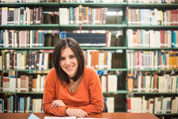 Bibliotheek Mooie Vrouwelijke Student Met Boeken Die Werken Een Middelbare — Stockfoto