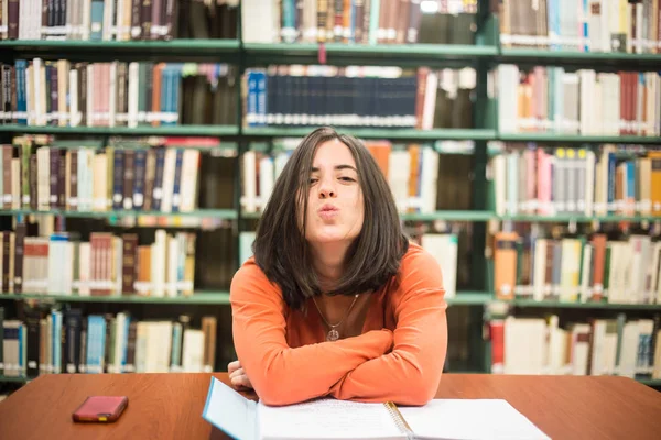 Perpustakaan Murid Perempuan Cantik Mengirimkan Ciuman Perpustakaan Sekolah Tinggi — Stok Foto