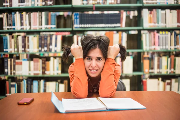 Biblioteca Estresse Estudante Muito Feminino Com Livros Que Trabalham Uma — Fotografia de Stock