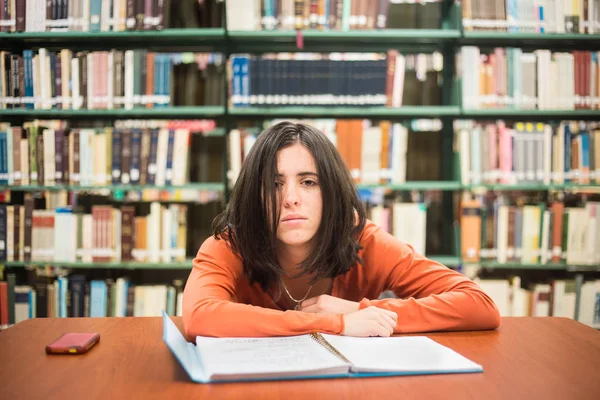 Στη Βιβλιοθήκη Τεμπέλης Βαρεθεί Αρκετά Φοιτήτριας Βιβλία Εργασίας Μια Βιβλιοθήκη — Φωτογραφία Αρχείου