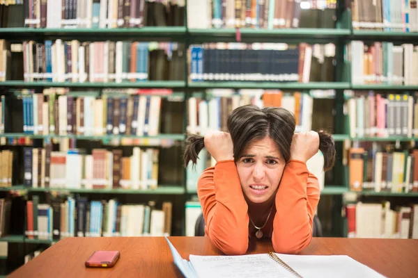 Biblioteca Estresse Estudante Muito Feminino Com Livros Que Trabalham Uma — Fotografia de Stock