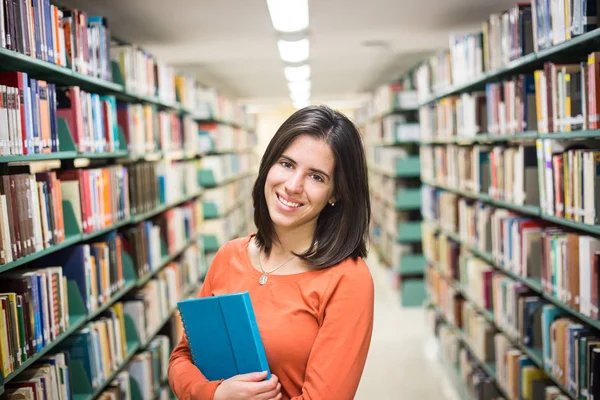 Библиотеке Симпатичная Студентка Книгами Работающая Библиотеке Средней Школы — стоковое фото