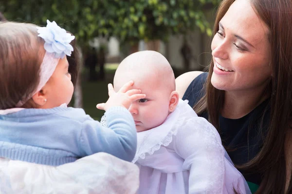 Hermosa mamá tía con adorables bebés — Foto de Stock