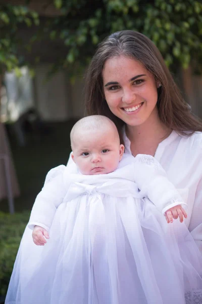 Feliz joven madre tía con adorable bebé — Foto de Stock