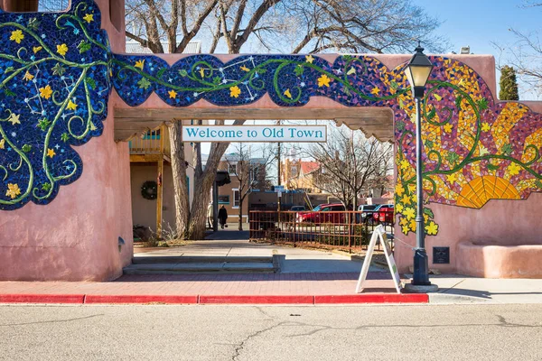 Old Town Plaza Avlusuna Albuquerqe girişi.