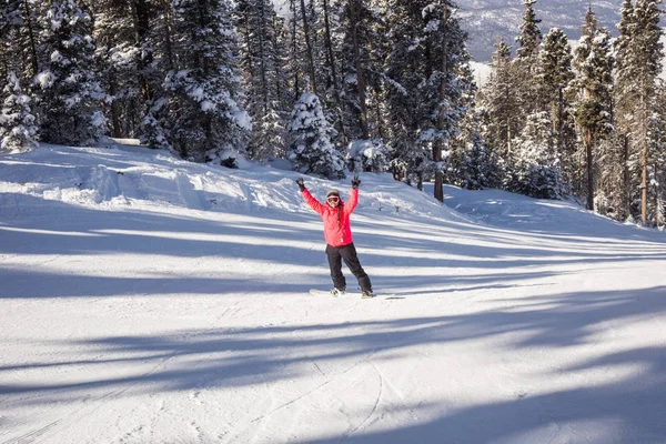 Mujer Joven Snowboarder Corriendo Por Ladera Las Montañas Deportes Invierno —  Fotos de Stock