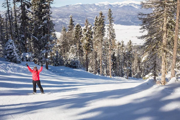 Mujer Joven Snowboarder Corriendo Por Ladera Las Montañas Deportes Invierno —  Fotos de Stock