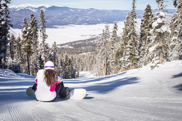 Mujer Joven Snowboarder Mirando Por Ladera Las Montañas Deportes Invierno —  Fotos de Stock