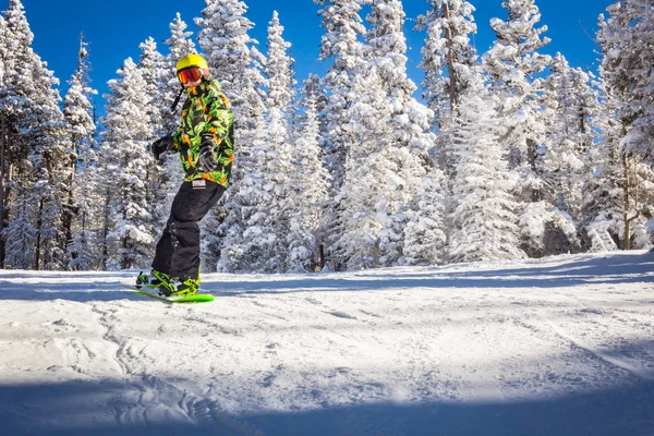 Chaqueta Tropical Hombre Snowboarder Corriendo Por Ladera Las Montañas Deportes —  Fotos de Stock