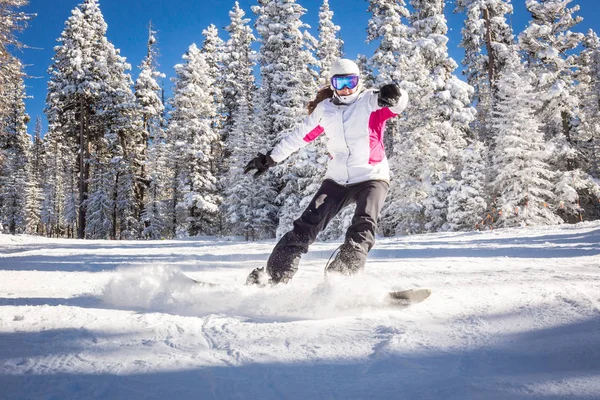 Mujer Joven Snowboarder Corriendo Por Ladera Las Montañas Deportes Invierno —  Fotos de Stock