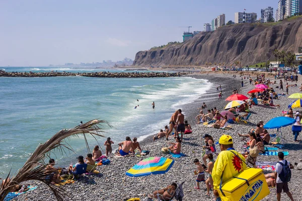 Barranco Bölgesindeki Lima Peru Kalabalık Bir Plaj 2016 — Stok fotoğraf