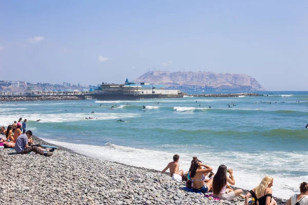 Barranco Bölgesindeki Lima Peru Kalabalık Bir Plaj 2016 — Stok fotoğraf