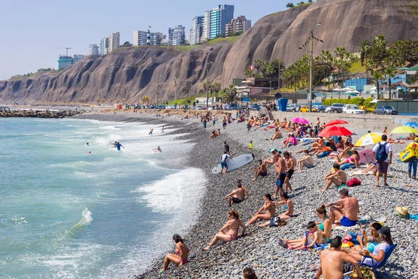 Barranco bölgesindeki Lima, Peru 'da kalabalık bir plaj. 2016-11-20.