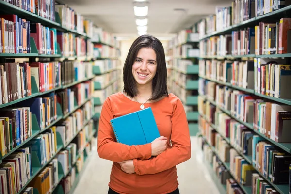 Bibliothèque Jolie Étudiante Avec Des Livres Travaillant Dans Une Bibliothèque Photos De Stock Libres De Droits