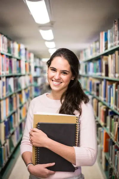 Biblioteca Bella Studentessa Con Libri Che Lavorano Una Biblioteca Del Foto Stock