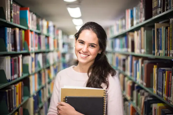 Biblioteca Bonita Estudiante Con Libros Que Trabajan Una Biblioteca Secundaria Imagen De Stock