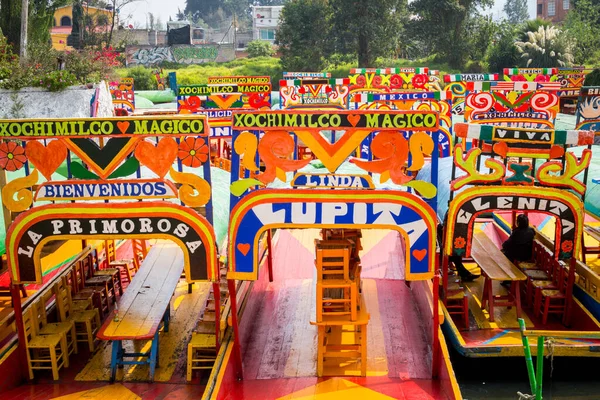 Renkli geleneksel Meksika tekneleri trajineralar