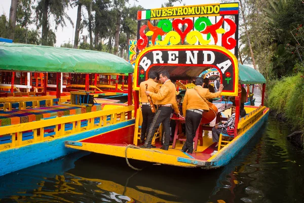 Trabajadores mexicanos pintando coloridas trayectineras de barcos en xochimilco — Foto de Stock