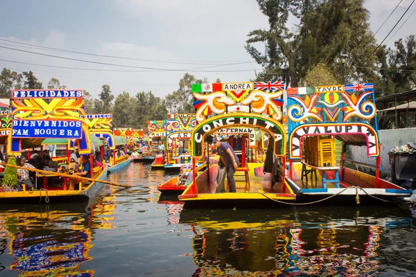 Mexikói munkások festése színes pályák hajók xochimilco — Stock Fotó