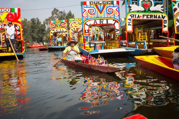 Trabajadores mexicanos pintando coloridas trayectineras de barcos en xochimilco — Foto de Stock