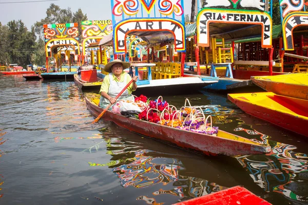 Barcos mexicanos tradicionais coloridos trajineras — Fotografia de Stock