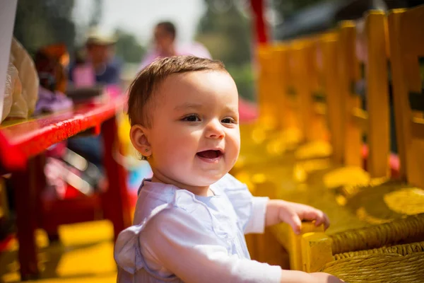 Niña sonriendo bajo el sol — Foto de Stock